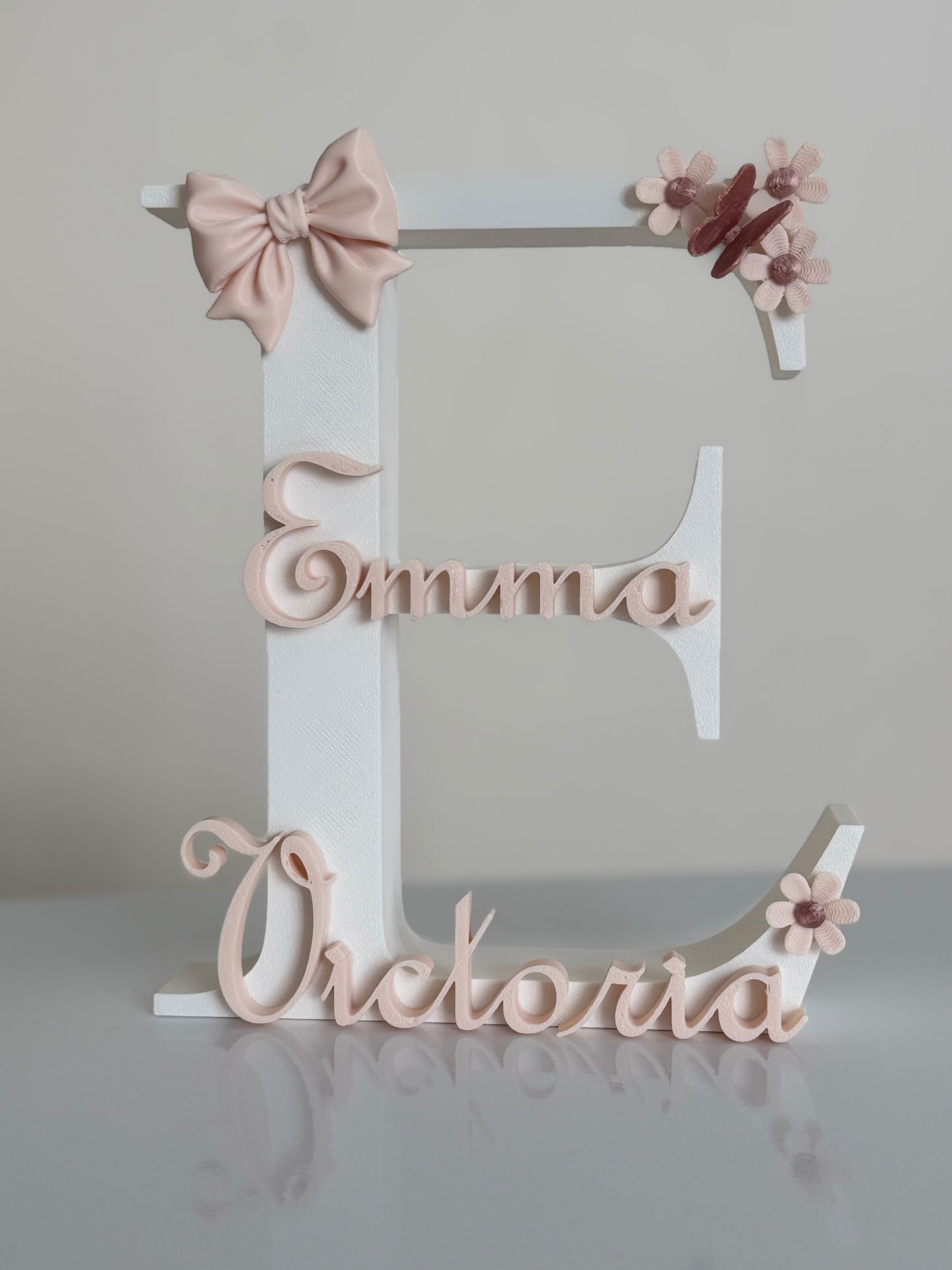 Set Personalizado • Inicial + Nombre + Figura Decorativa (Modelo Emma Victoria)